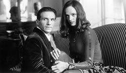 avengers_filmstill Ralph Fiennes og Uma Thurman som John Steed og Emma Peel