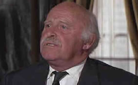 munger1 Sir Donald Munger, spilt av Laurence Naismith