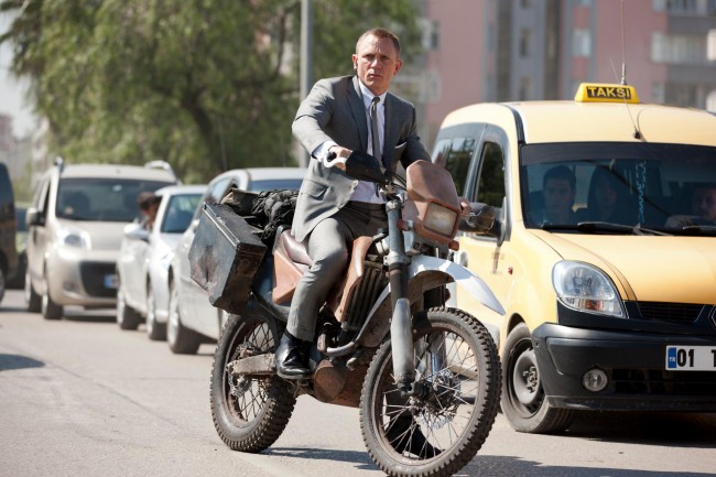 James Bond (Daniel Craig) på en Honda CRF250R James Bond (Daniel Craig) på en Honda CRF250R