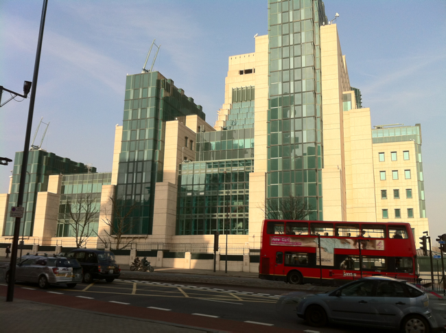 sis-building-fra-vauxhall The SIS Building sett fra Albert Embankment