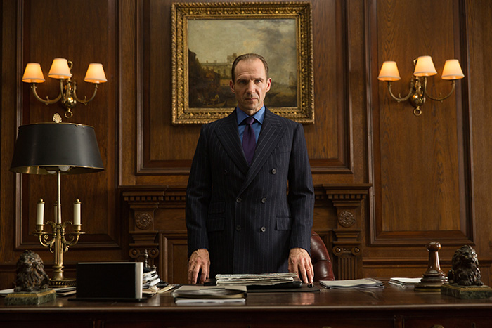 M (Ralph Fiennes) i Spectre (2015)
